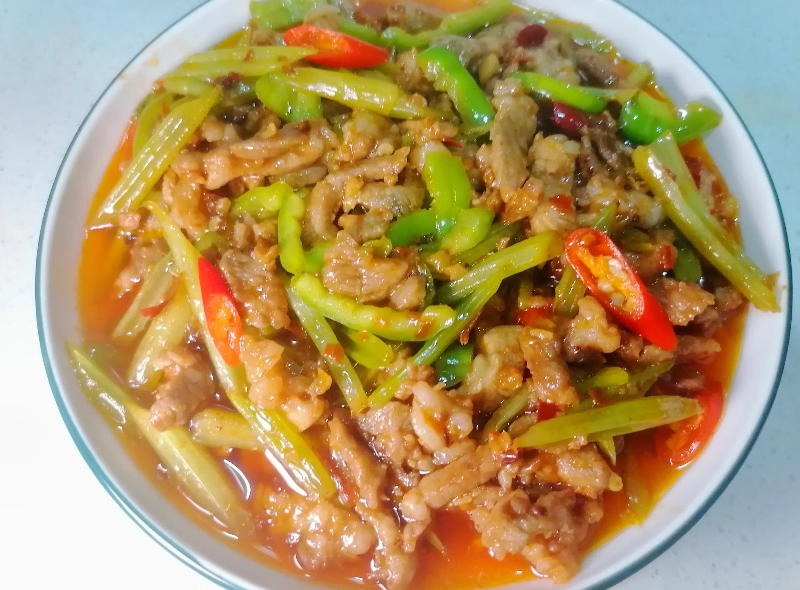 芹菜炒肉菜品的特色(芹菜炒肉百科)