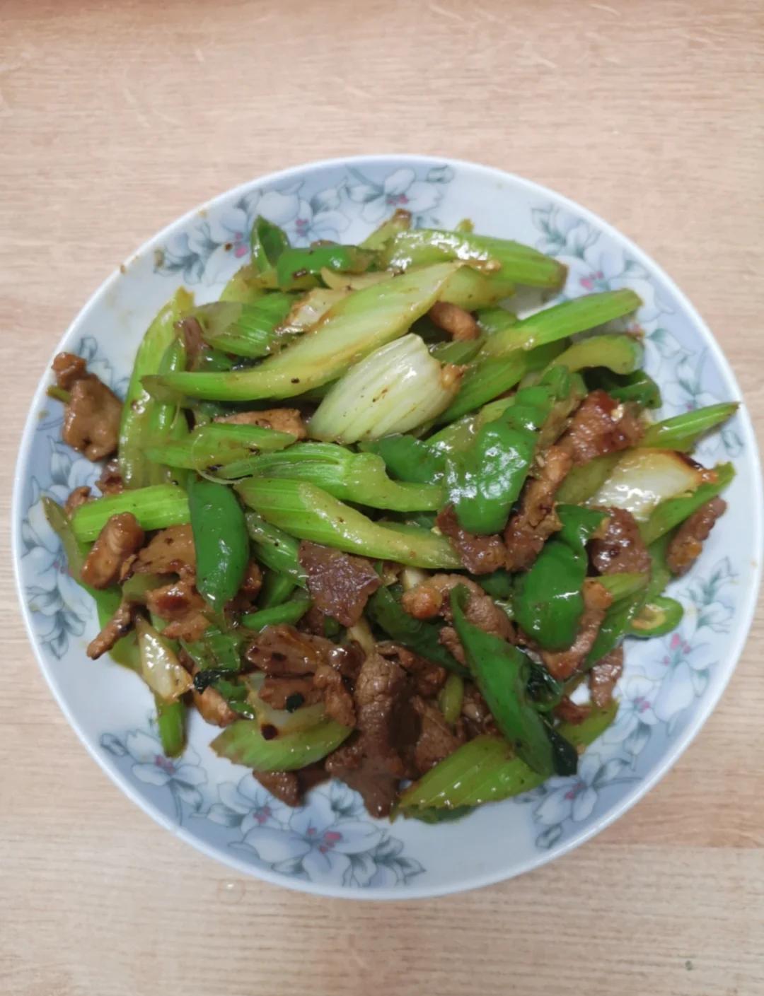 芹菜炒肉菜品的特色(芹菜炒肉百科)