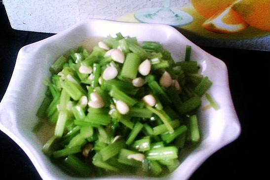 生杏仁拌凉菜(杏仁凉拌菜的做法窍门)