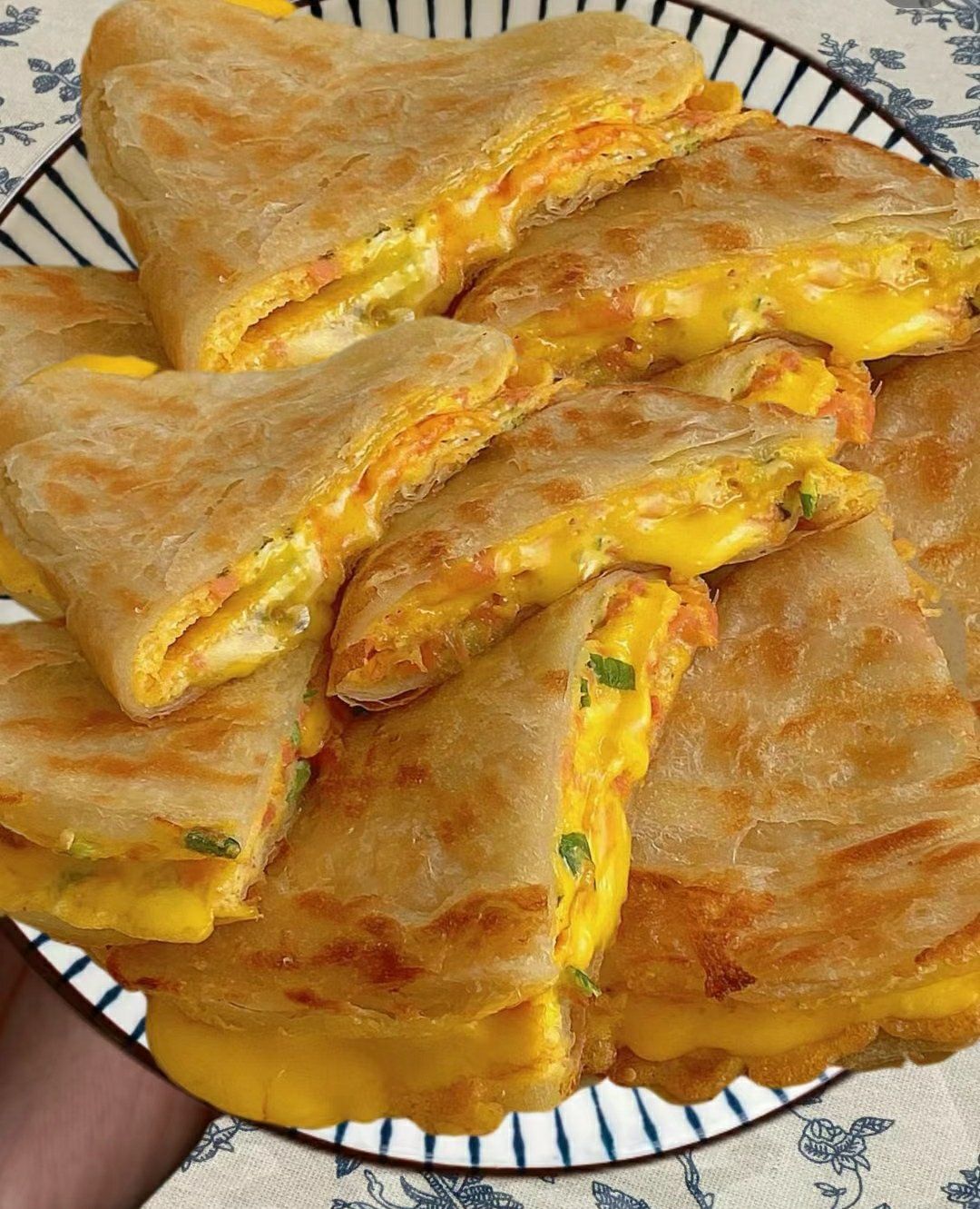 用鸡蛋做早餐(用鸡蛋做早餐简单又好吃)