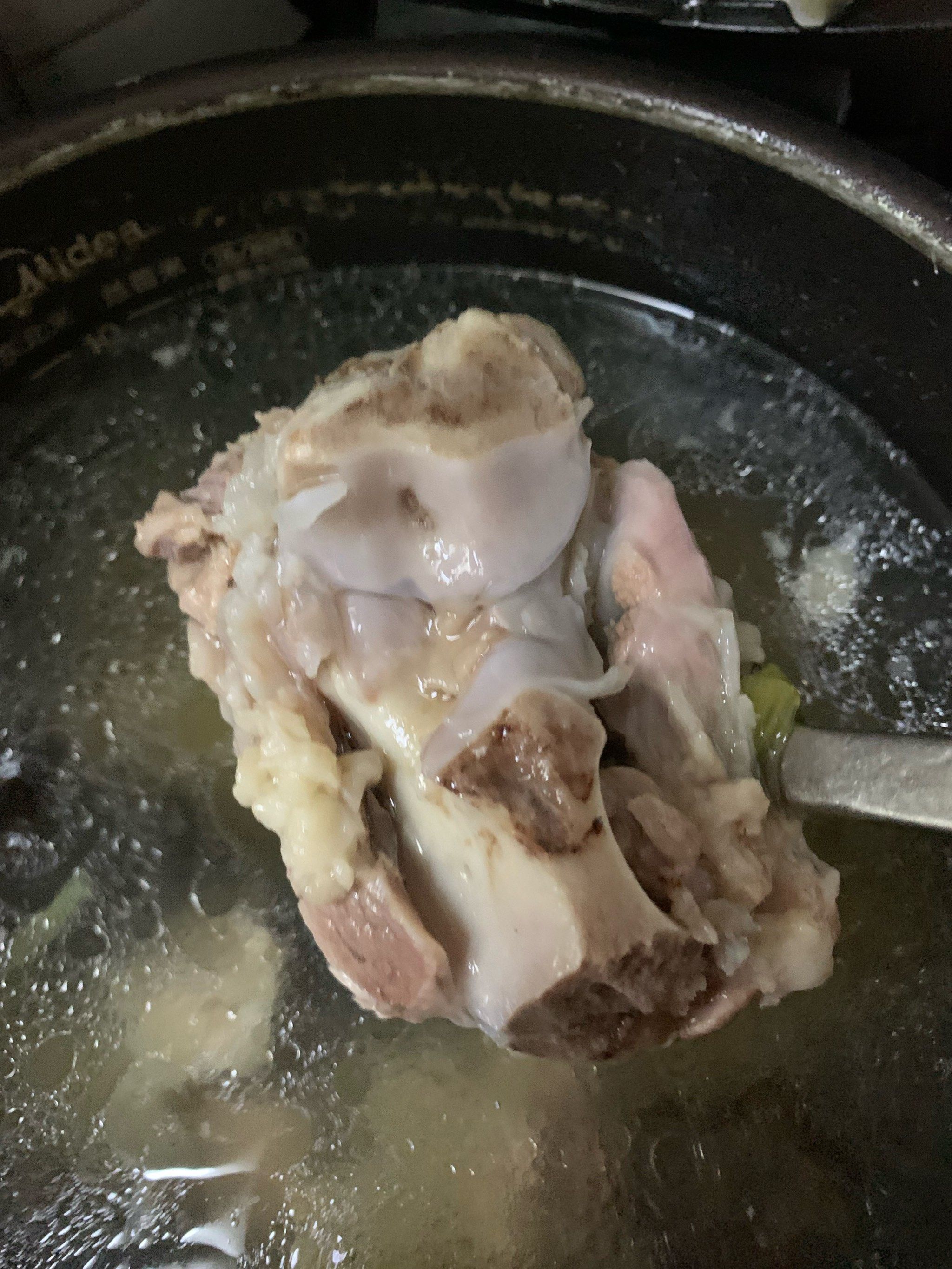 炖大骨头的家常做法(炖大骨头的家常做法简单又好吃)