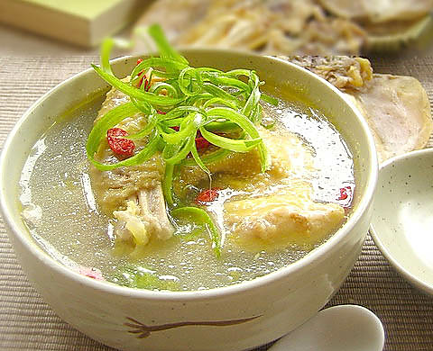 鸡炖墨鱼加什么素菜(墨鱼炖鸡可以放什么蔬菜)