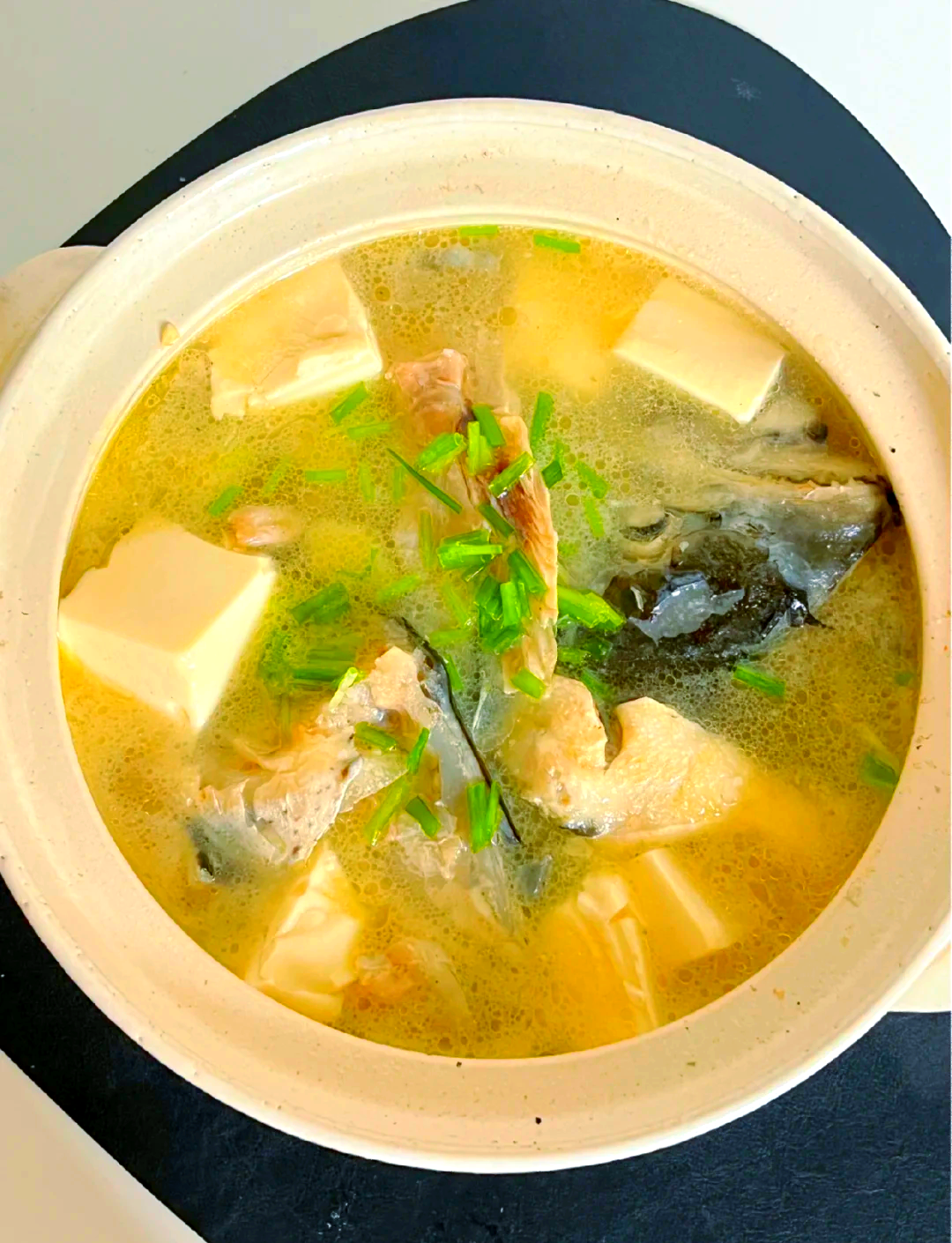 鱼头汤的家常做法(鱼头汤的家常做法简单好吃)