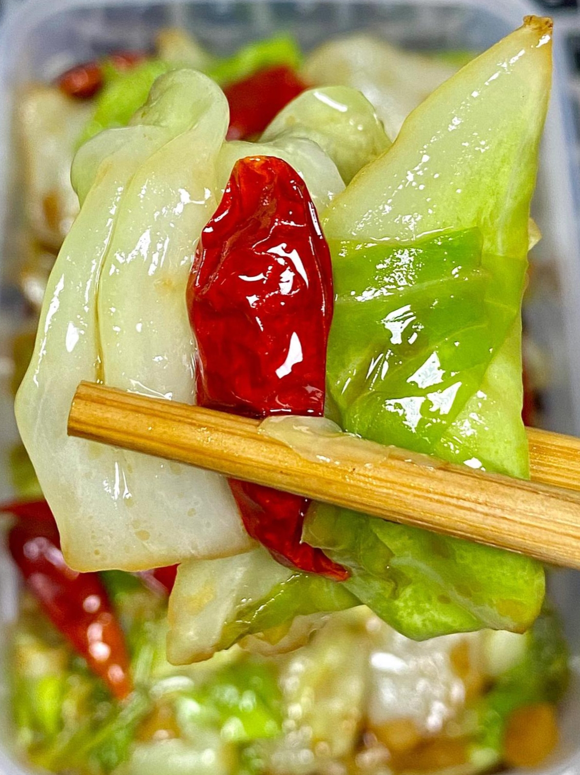 手撕包菜粉丝凉菜(手撕包菜粉条的家常做法视频窍门)