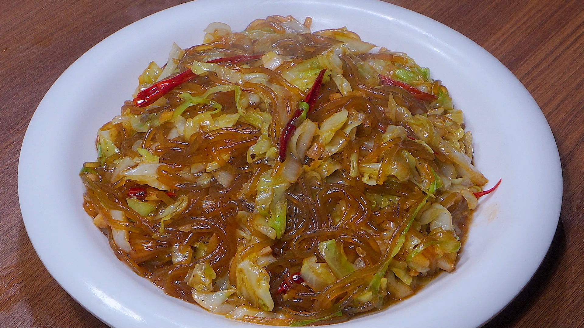 圆白菜炒粉条的家常(圆白菜炒粉条的家常做法,怎样让粉条不粘锅又入味)