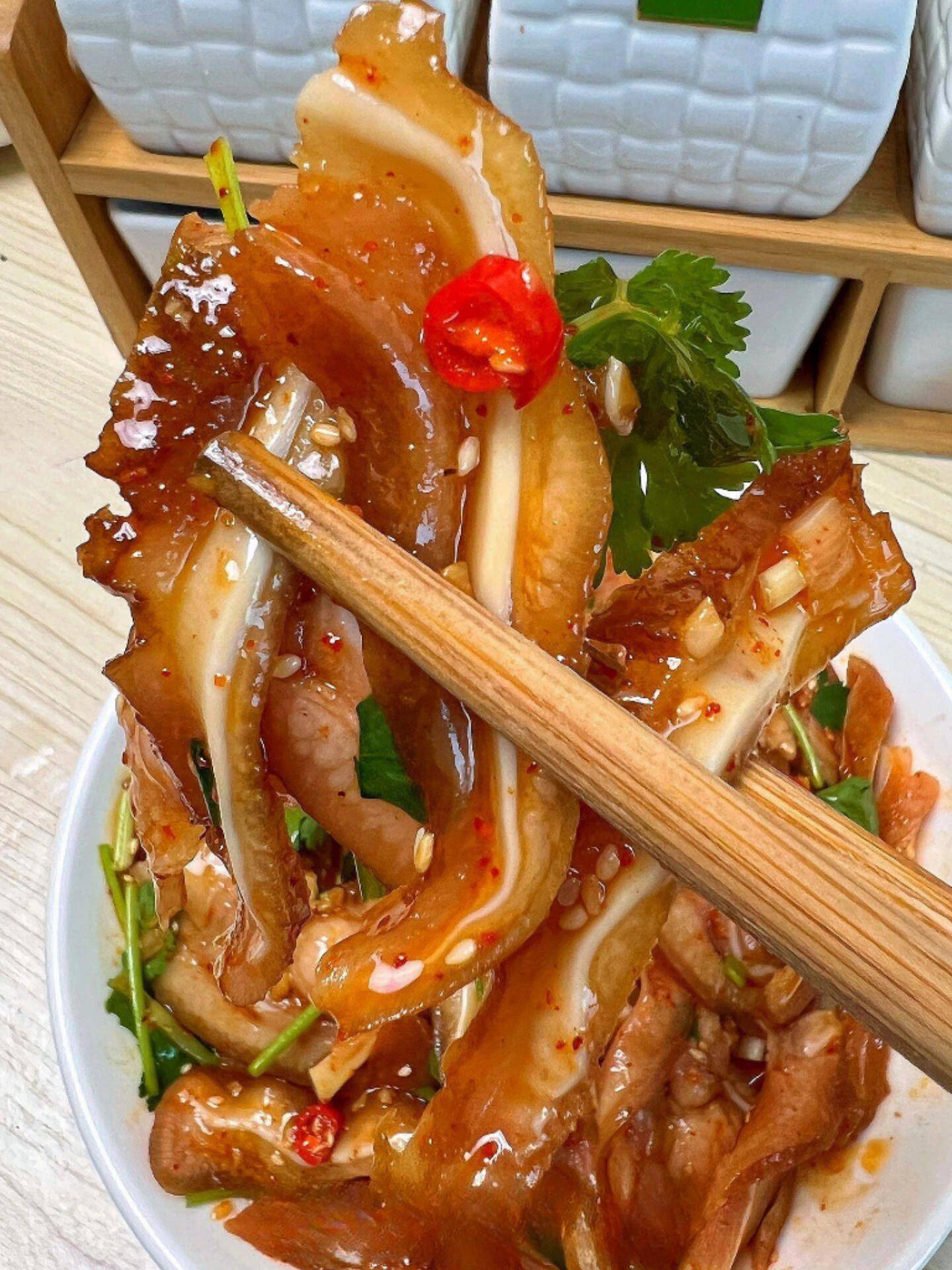 猪耳朵凉菜的做法(猪耳朵拌凉菜怎么做好吃)