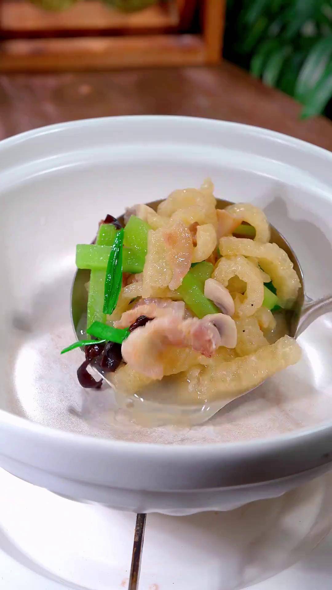 油炸猪皮调凉菜(油炸猪皮做菜)