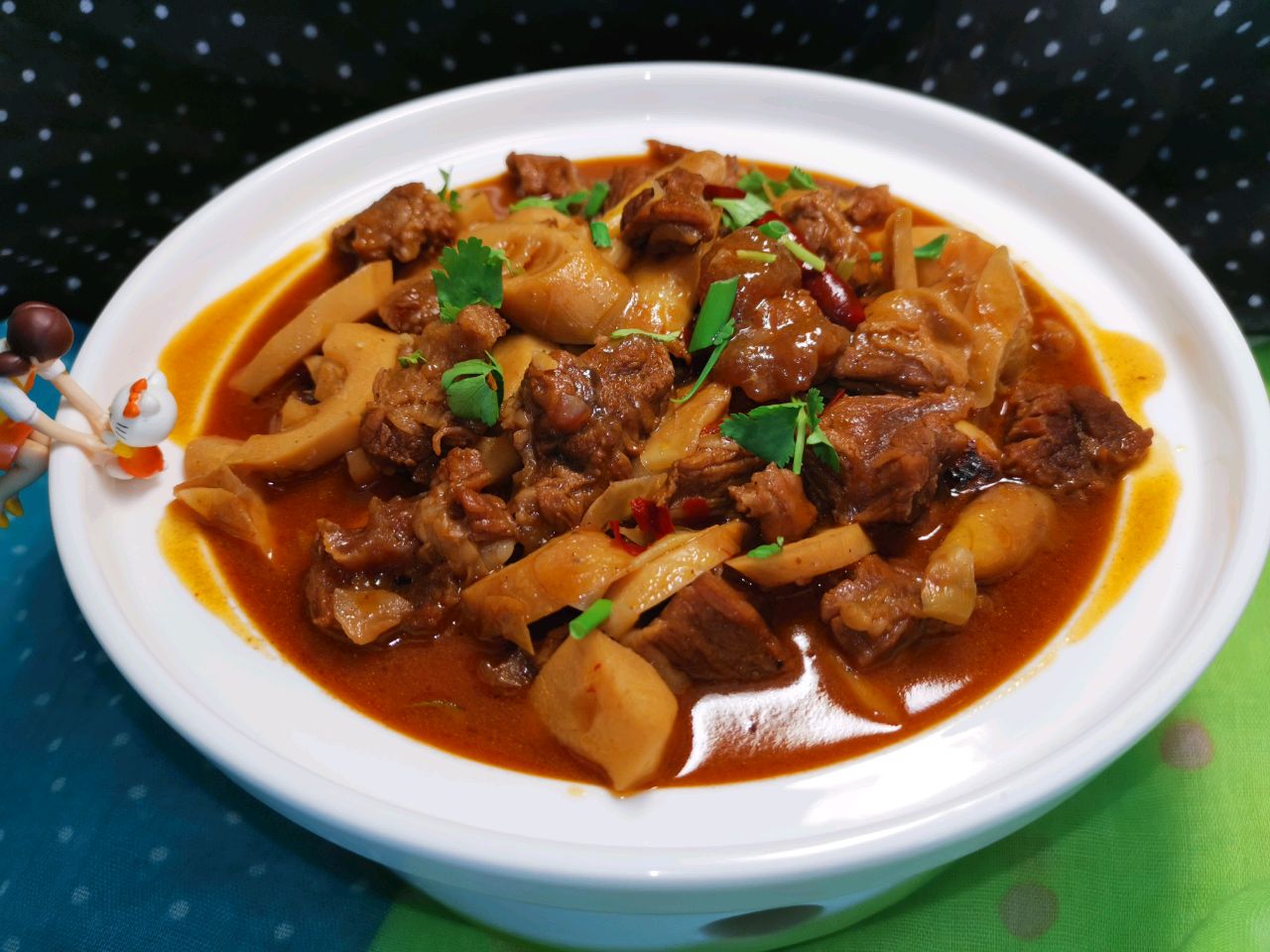 竹笋烧牛肉的家常做法(竹笋牛肉怎么做好吃)