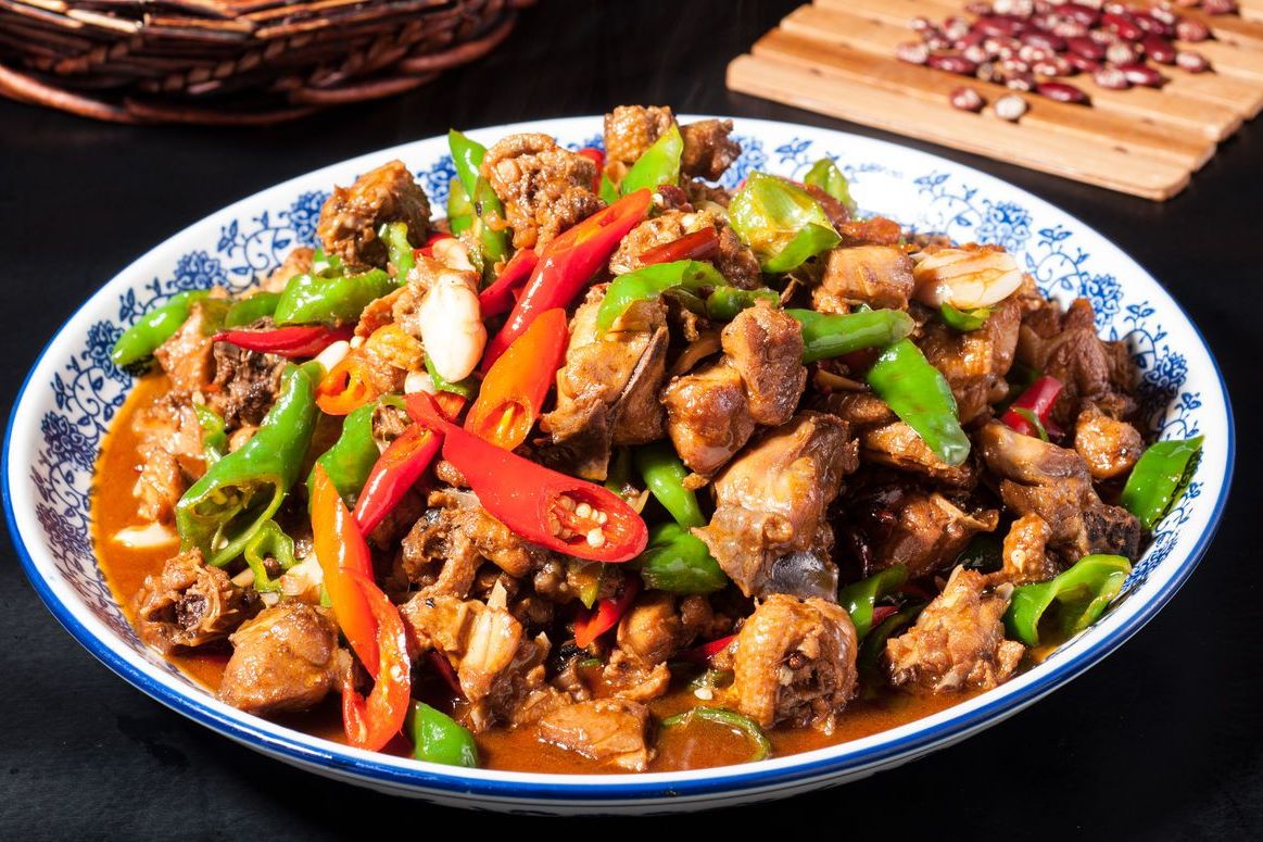 家常辣椒炒鸡(家常辣椒炒鸡蛋图片)