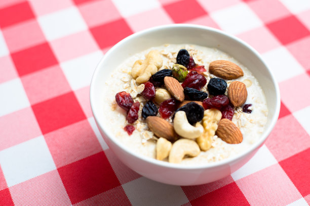 早餐坚果佩牛奶(早上坚果和纯牛奶可以一起吃吗)