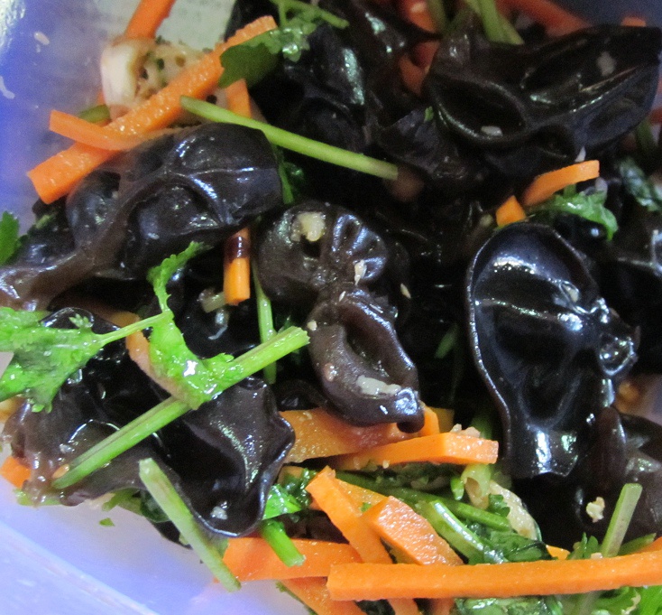 木耳香菜拌凉菜(木耳拌香菜有哪些好处)