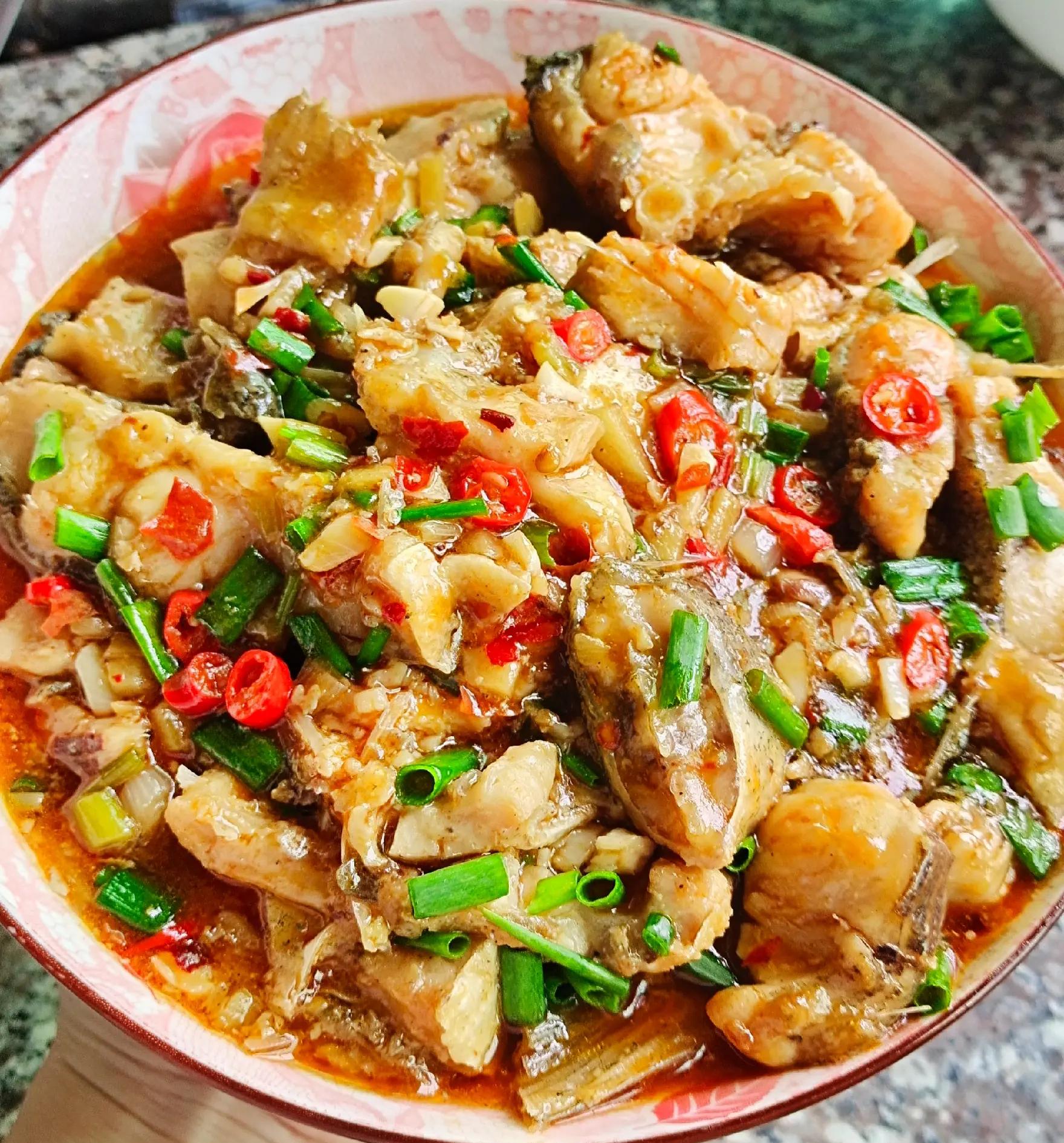 炸好的鱼块的家常做法(炸好的鱼块怎么炖着吃)