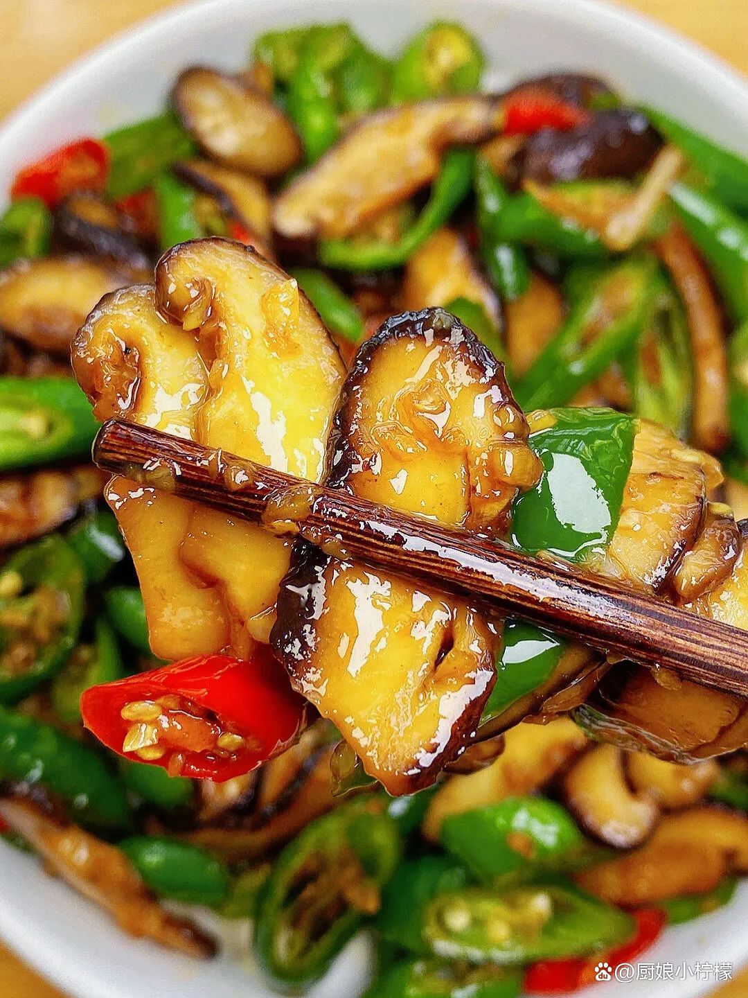 炒香菇的家常做法大全(小白菜炒香菇的家常做法大全)