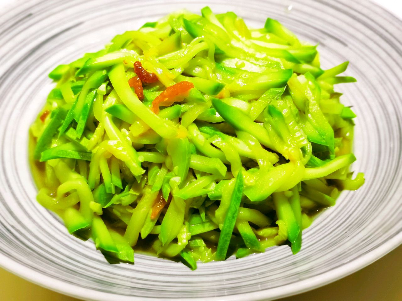 西葫芦丝凉菜(凉拌菜西葫芦丝)