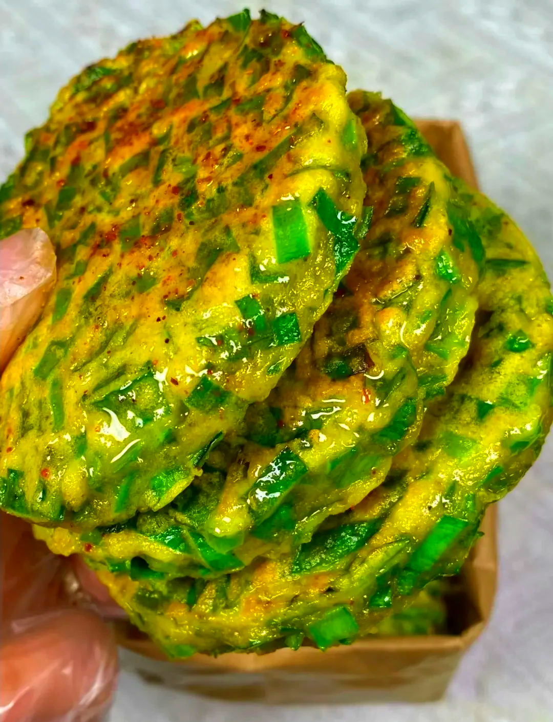 韭菜饼小吃摊(韭菜摊饼的家常做法窍门)