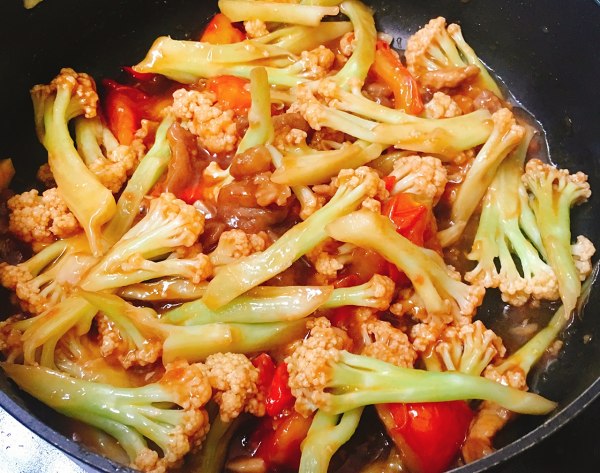 西红柿炒菜花的特色(西红柿炒菜花有什么营养价值)