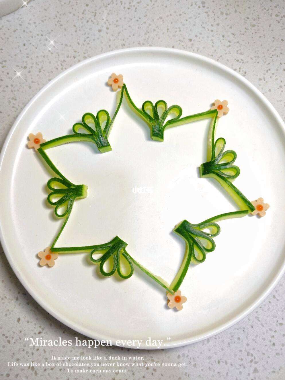 凉菜简单雕刻盘边装饰(凉拌菜装盘如何雕花)