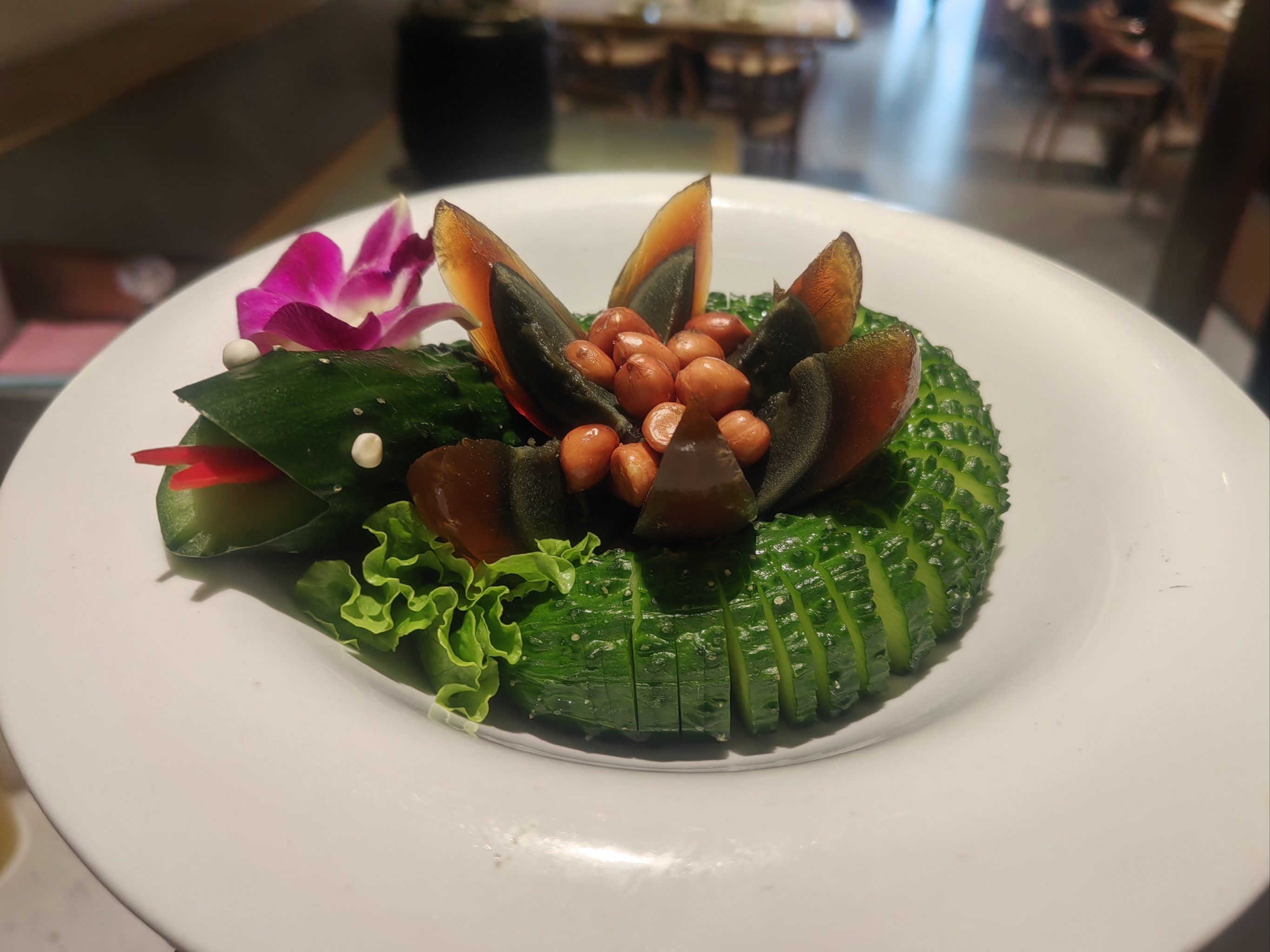 凉菜简单雕刻盘边装饰(凉拌菜装盘如何雕花)