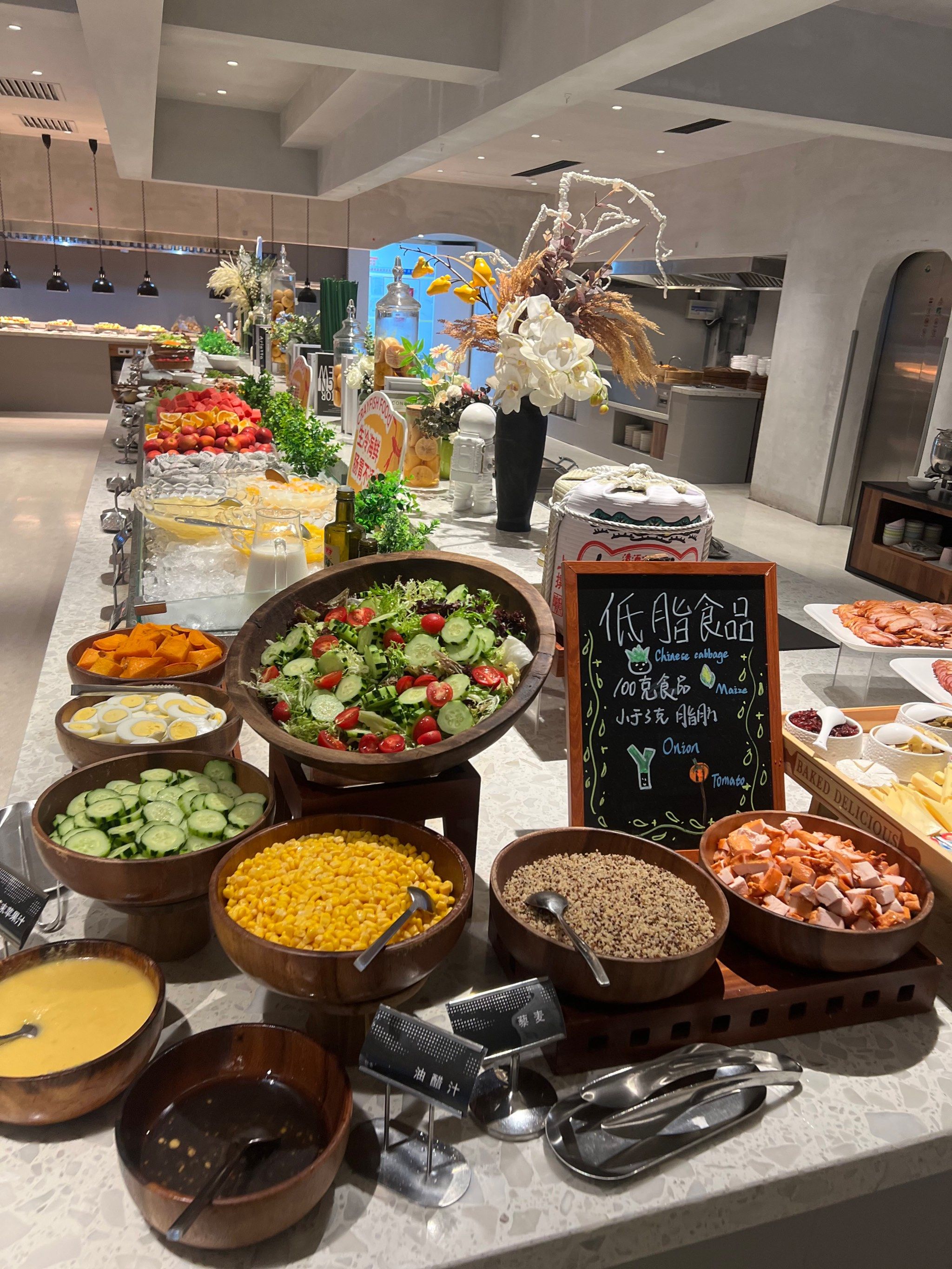 希尔顿自助早餐(希尔顿自助早餐儿童怎么收费)