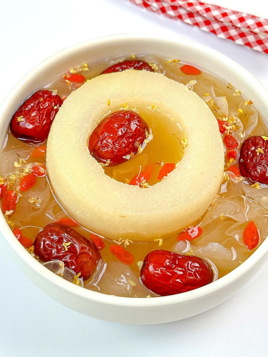 莲子银耳粥早餐(银耳莲子粥早上喝好吗)