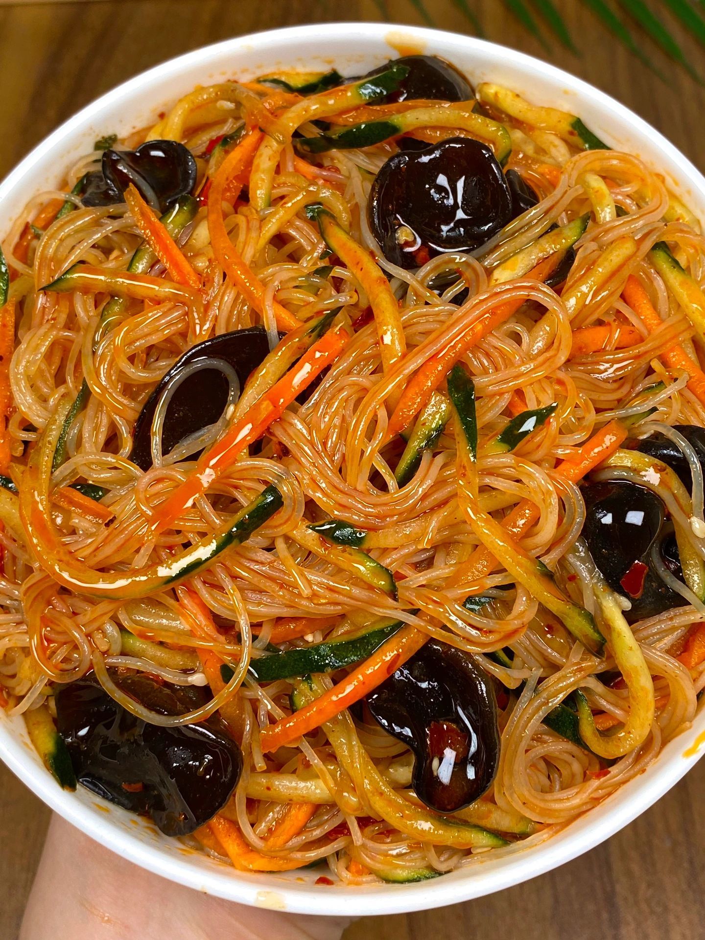 胡萝卜粉丝等凉菜(凉拌胡萝卜丝和粉丝)