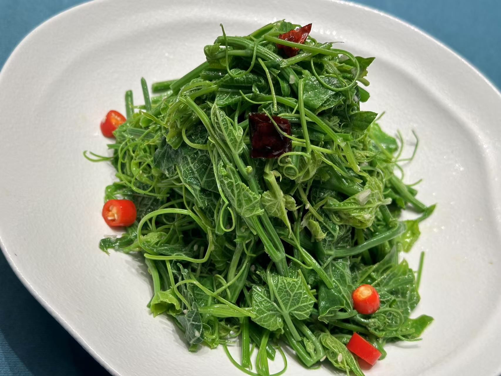 绿色的叶子拌凉菜(一种脆脆的绿色的凉拌菜叶是什么)