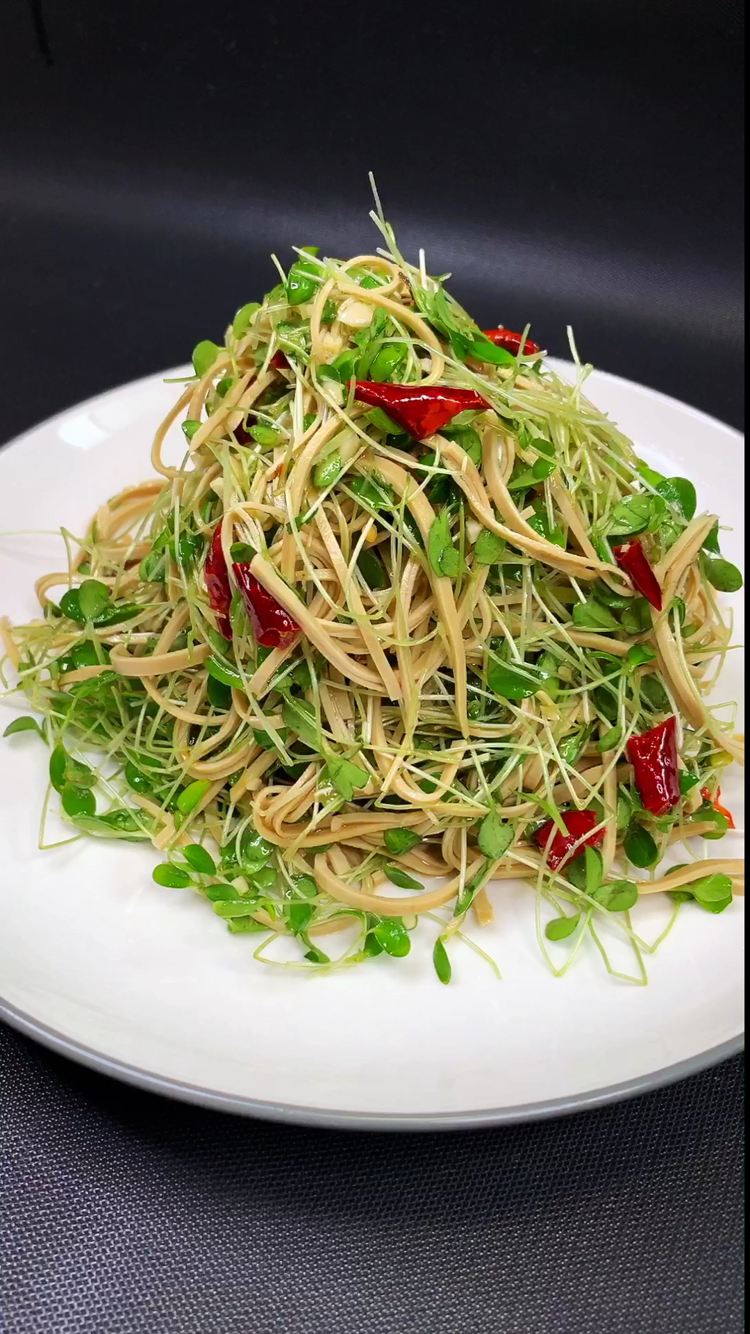 凉菜香椿拌鸡丝(凉菜香椿拌鸡丝的做法) 凉菜香椿拌鸡丝(凉菜香椿拌鸡丝的做法)