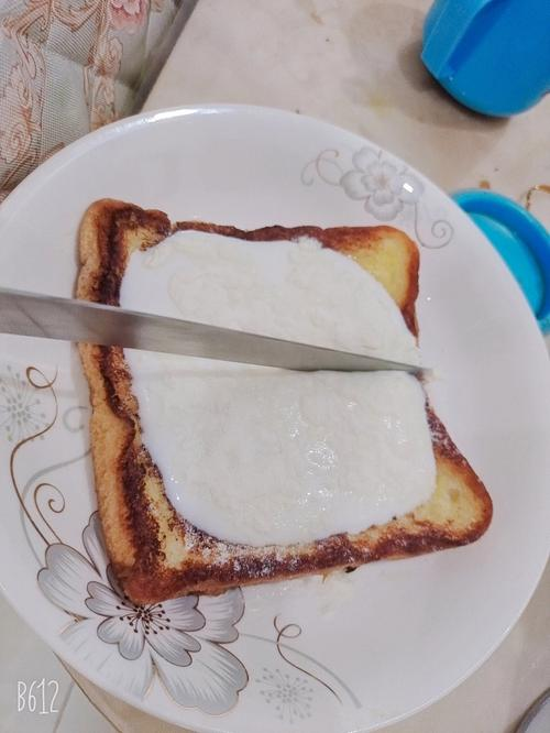 早餐面包配酸奶(早餐面包配酸奶会胖吗)