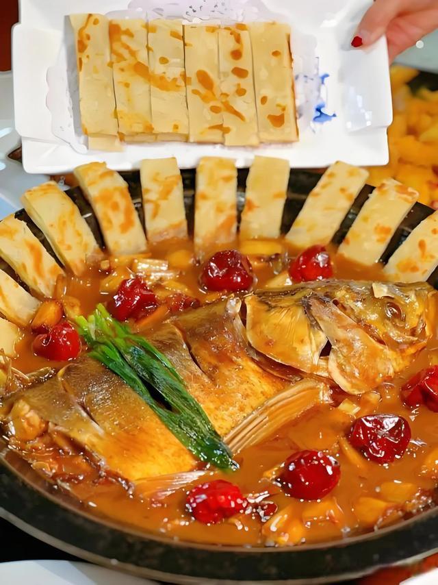 特色鱼头泡饼图片(正宗的鱼头泡饼怎样做) 特色鱼头泡饼图片(正宗的鱼头泡饼怎样做)