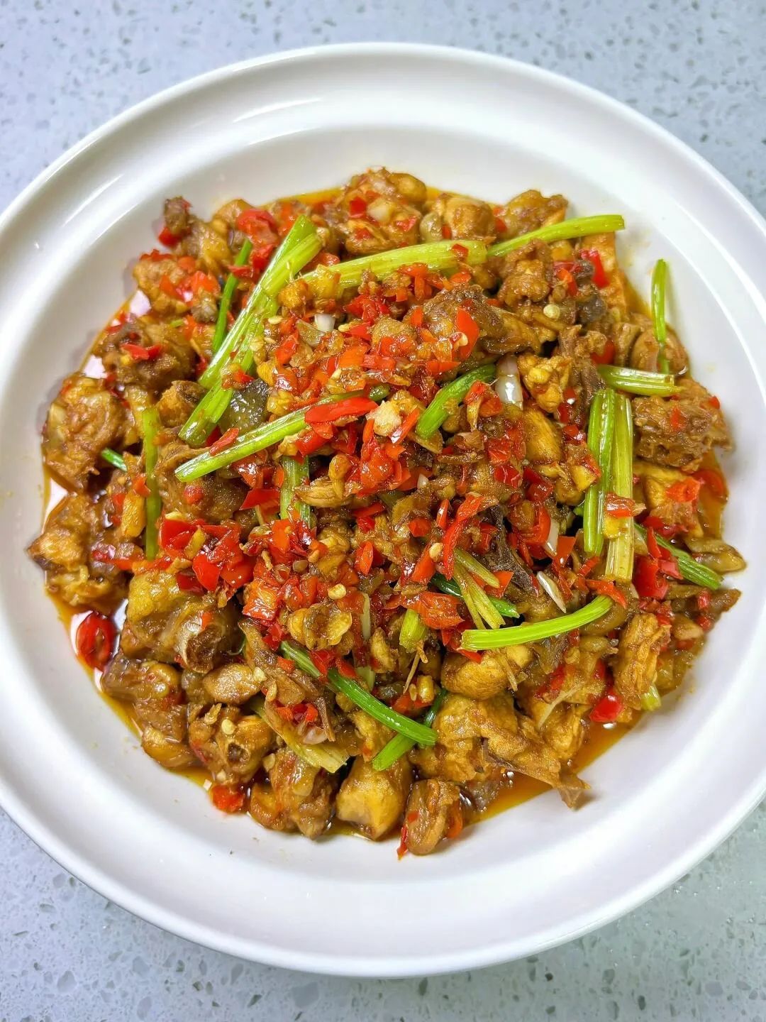 特色炒鸡的做法视频(大厨教你做特色炒鸡)