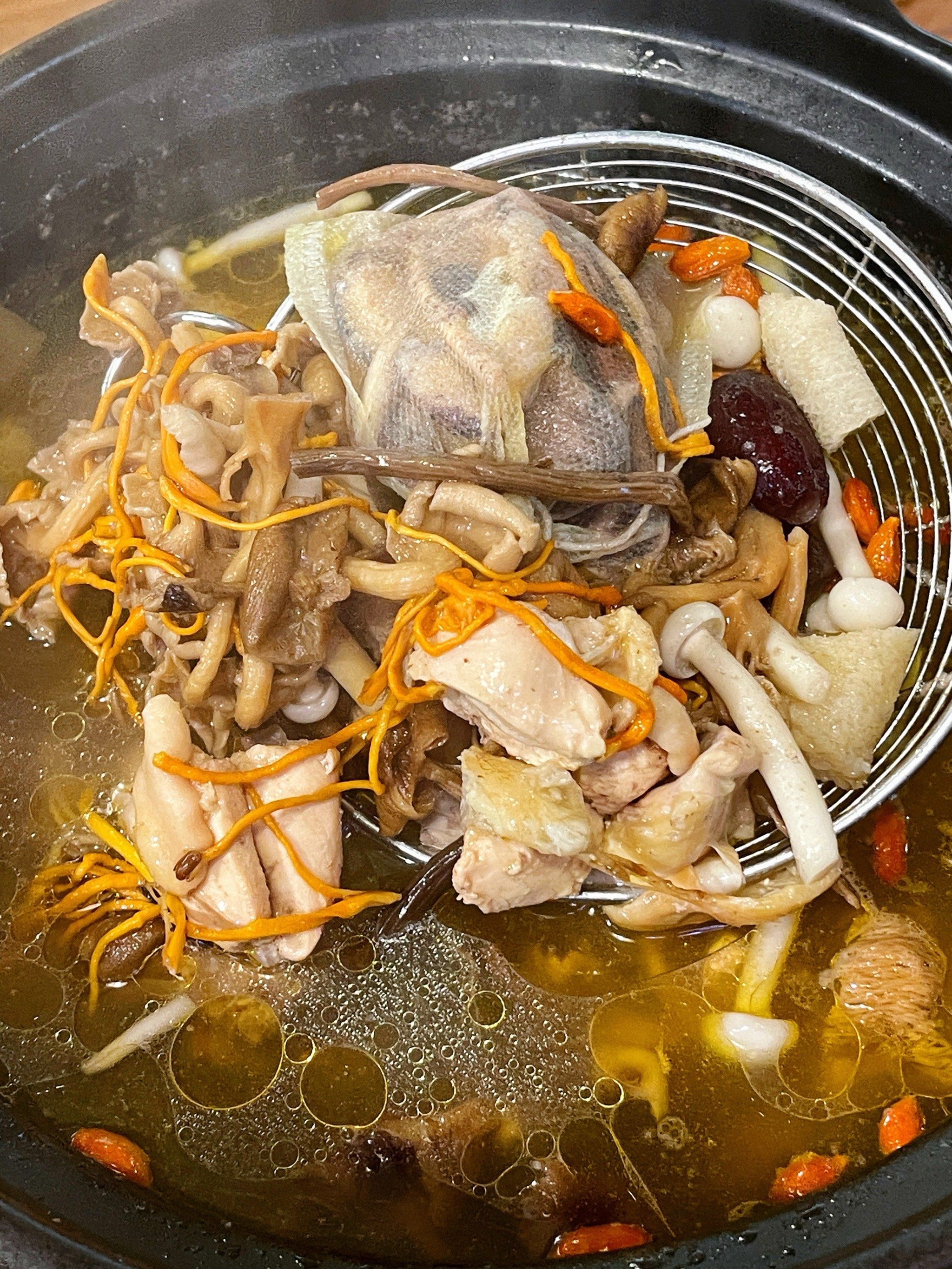 鸡汤于什么素菜一起吃好(鸡汤适合放什么蔬菜一起炖)