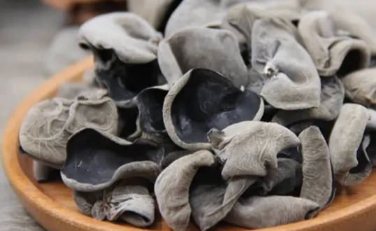 有一种黑色凉菜(饭店吃的黑色的凉菜)