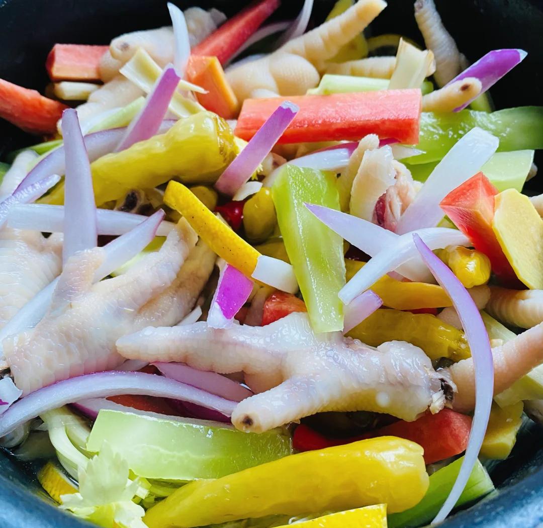 泡椒凤爪里素菜煮熟嘛(泡椒凤爪里素菜煮熟嘛能吃吗)