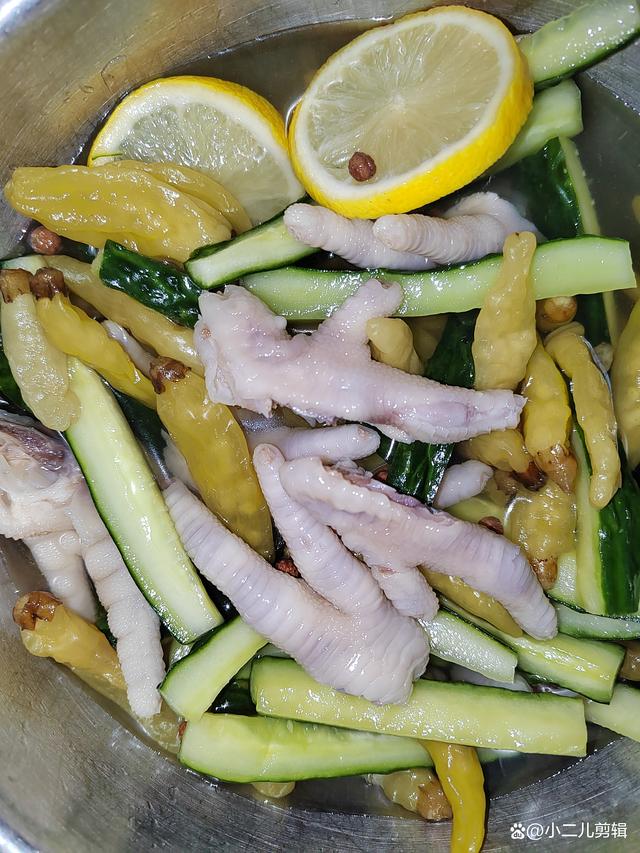 泡椒凤爪里素菜煮熟嘛(泡椒凤爪里素菜煮熟嘛能吃吗)