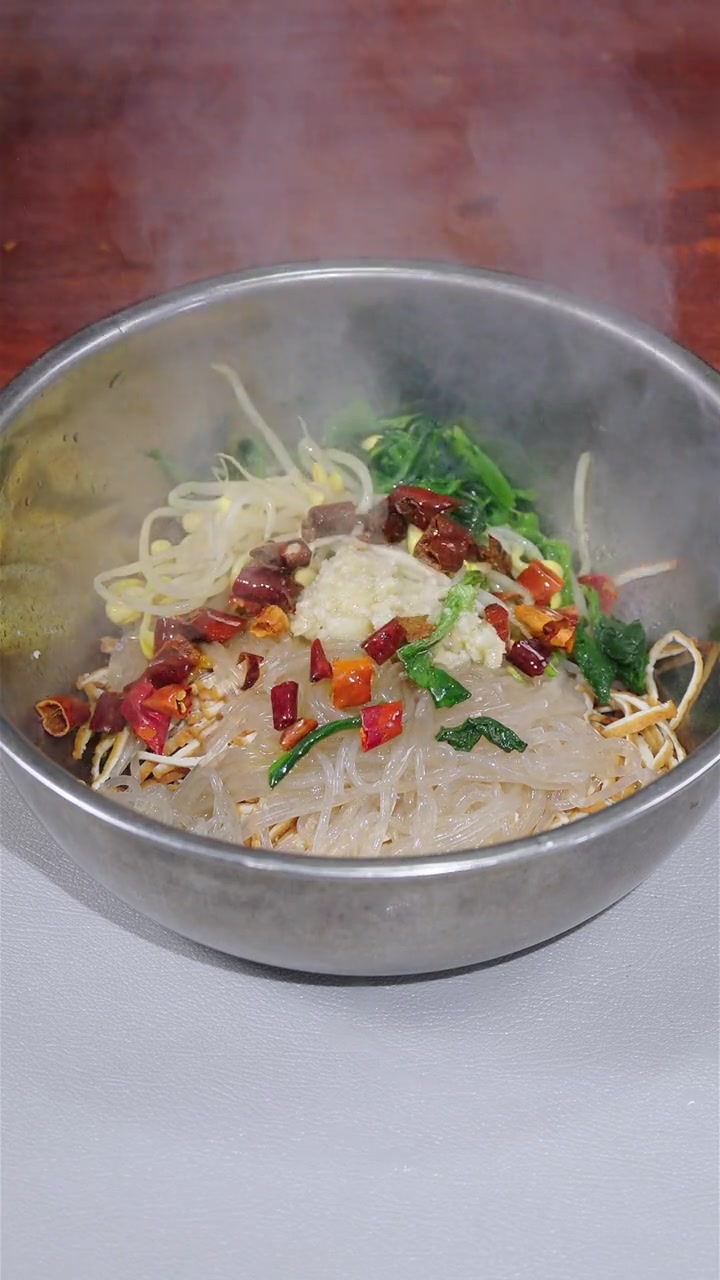 豆腐粉丝拌凉菜(豆腐粉丝怎么做好吃又简单)