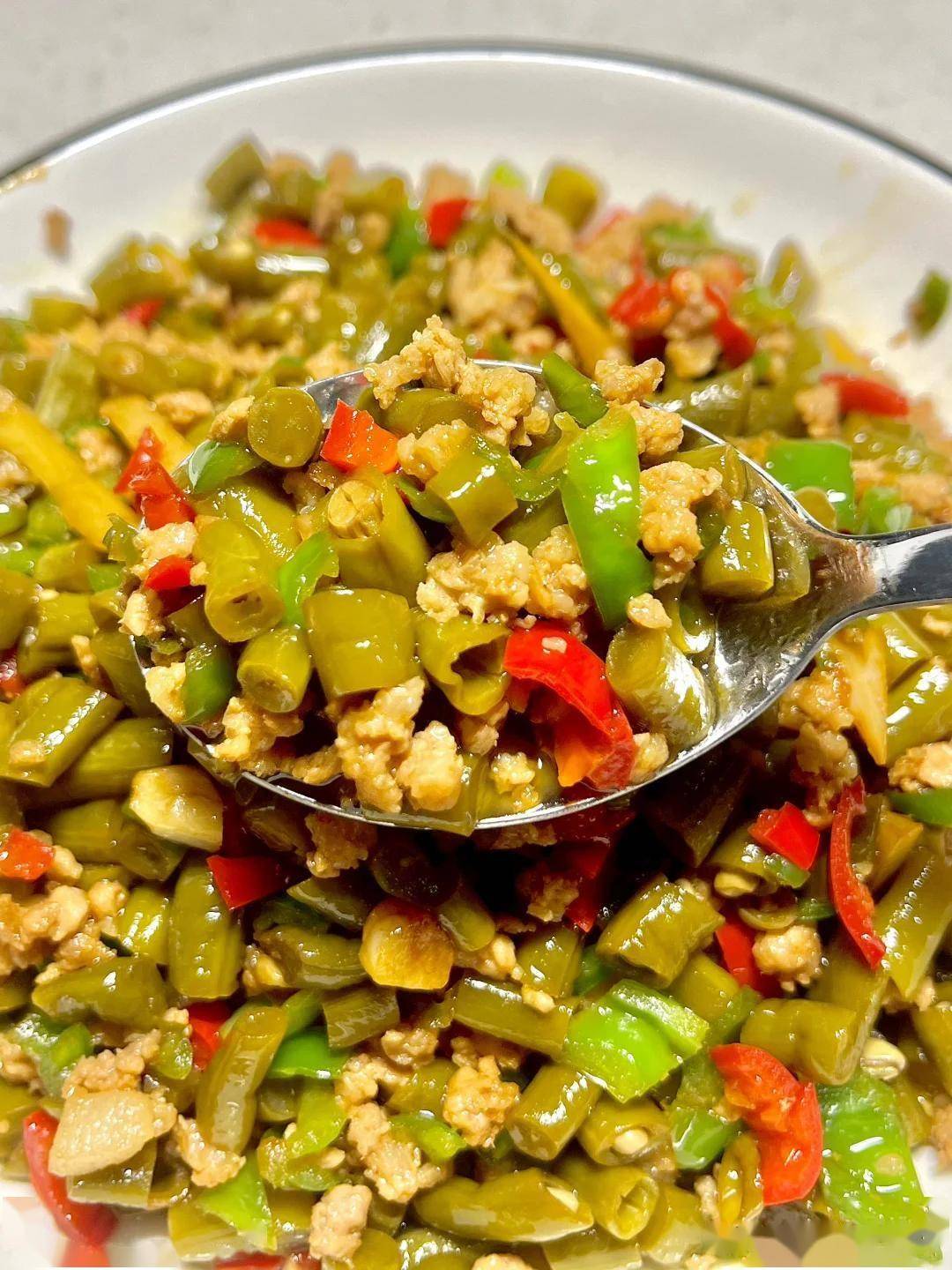 酸豇豆炒素菜怎么做好吃(酸豇豆炒什么好吃除了炒肉末)