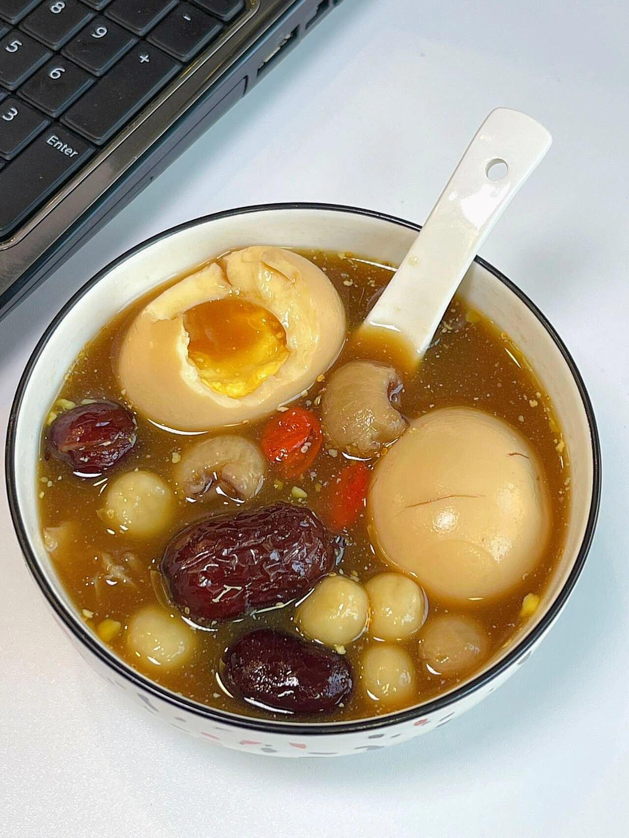 红枣鸡蛋当早餐(早上红枣煮鸡蛋的好处)