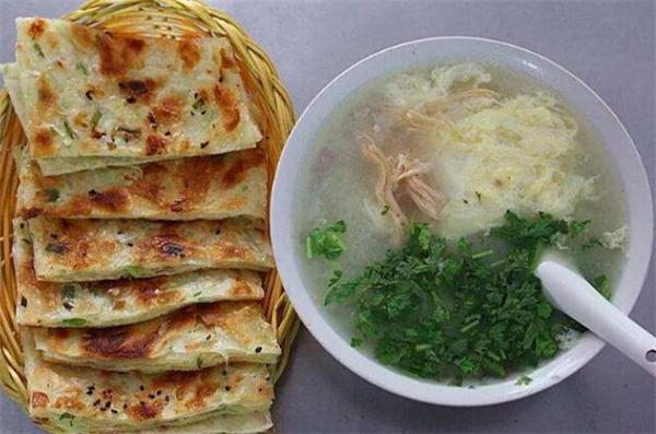 母鸡汤油饼那里的特色(老母鸡汤油饼的油饼做法)