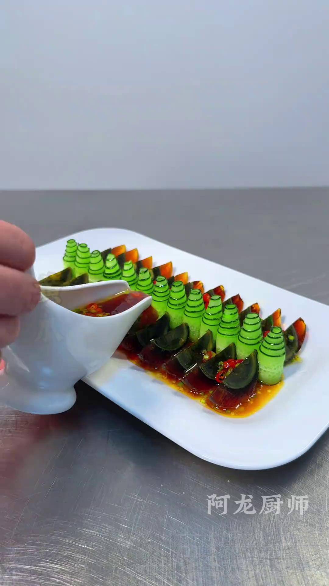 如何装饰凉菜摆盘(凉菜如何摆盘简单又好看)