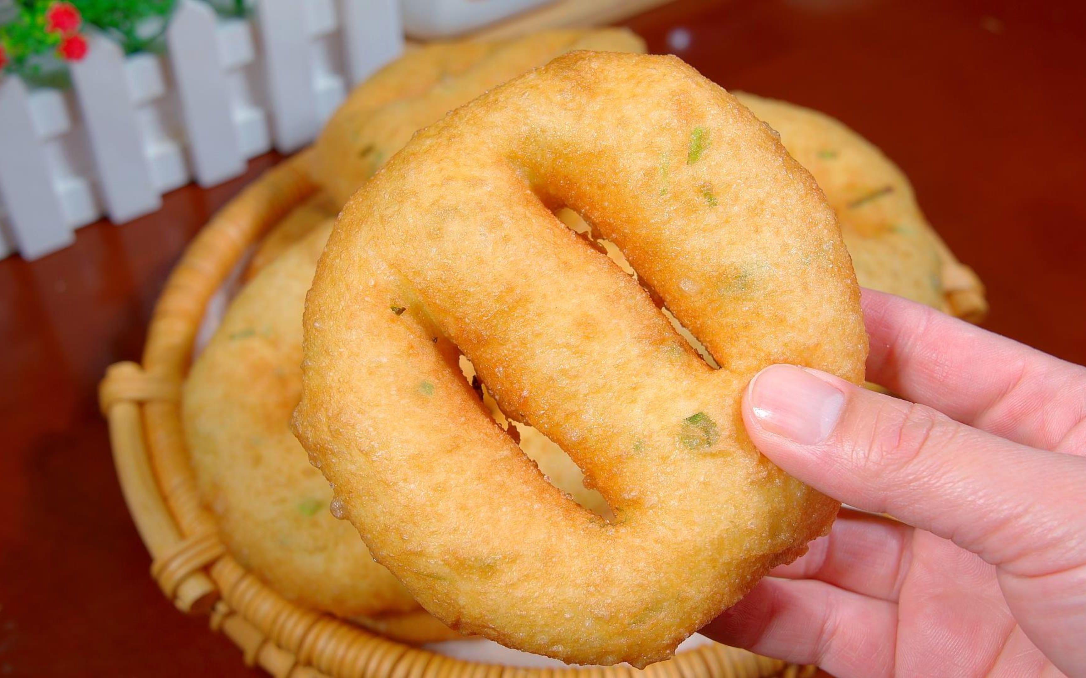 早餐炸油饼(早上炸油饼什么时候和面)