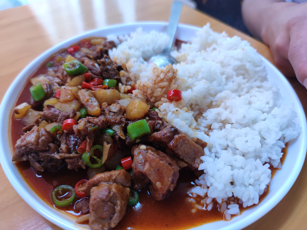 鸭腿素菜盖浇饭图片(鸭腿饭能不能当减脂餐) 鸭腿素菜盖浇饭图片(鸭腿饭能不能当减脂餐)