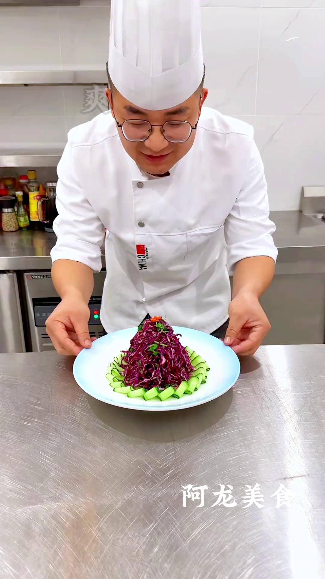 厨师怎么扮凉菜(凉菜厨师的工作流程)