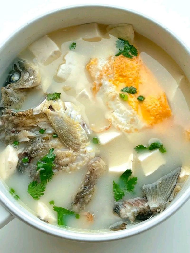 鲫鱼豆腐凉菜汤(鲫鱼豆腐汤加什么菜好吃)