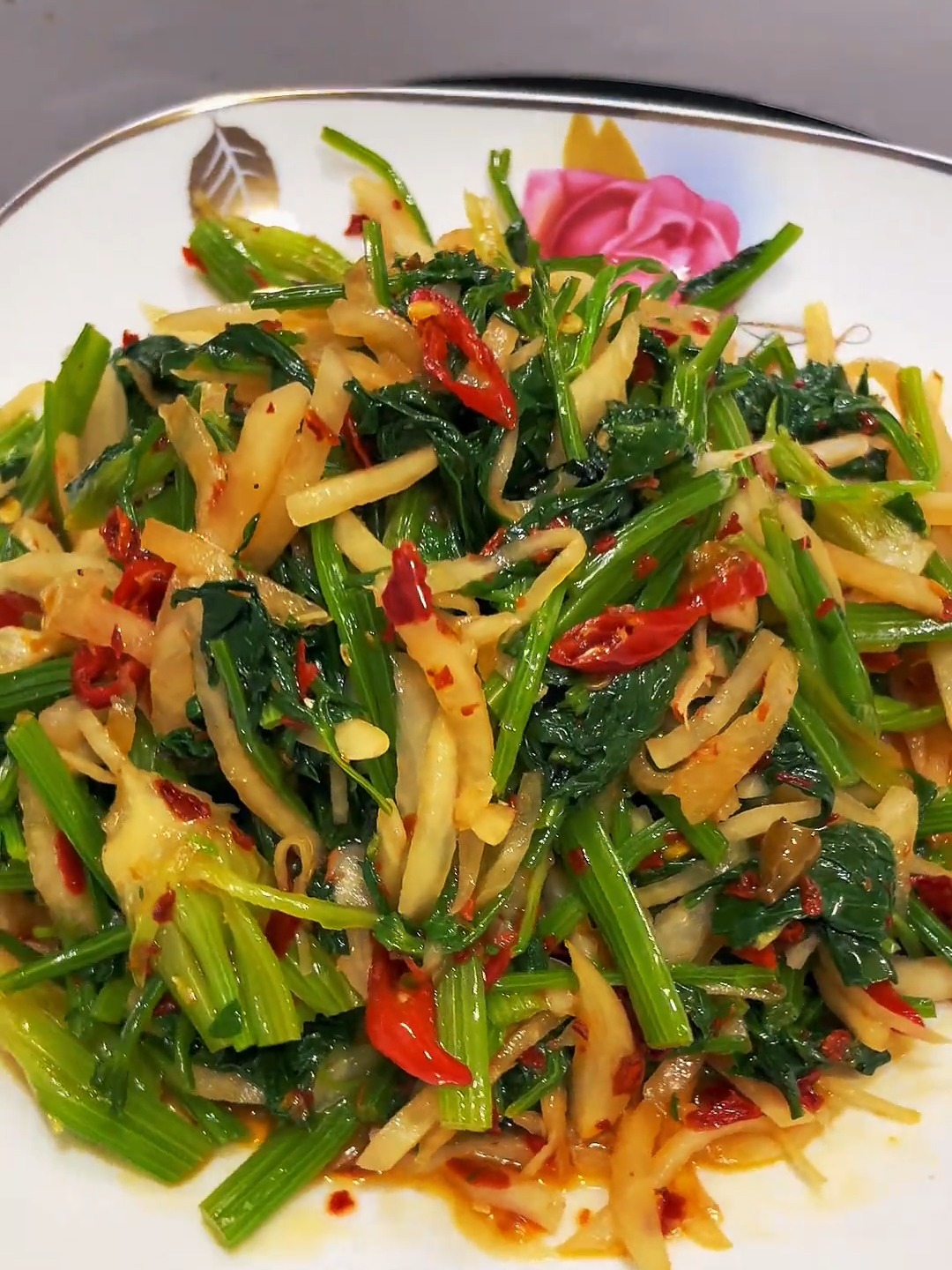 芹菜凉菜做法(黄豆芹菜凉菜做法)