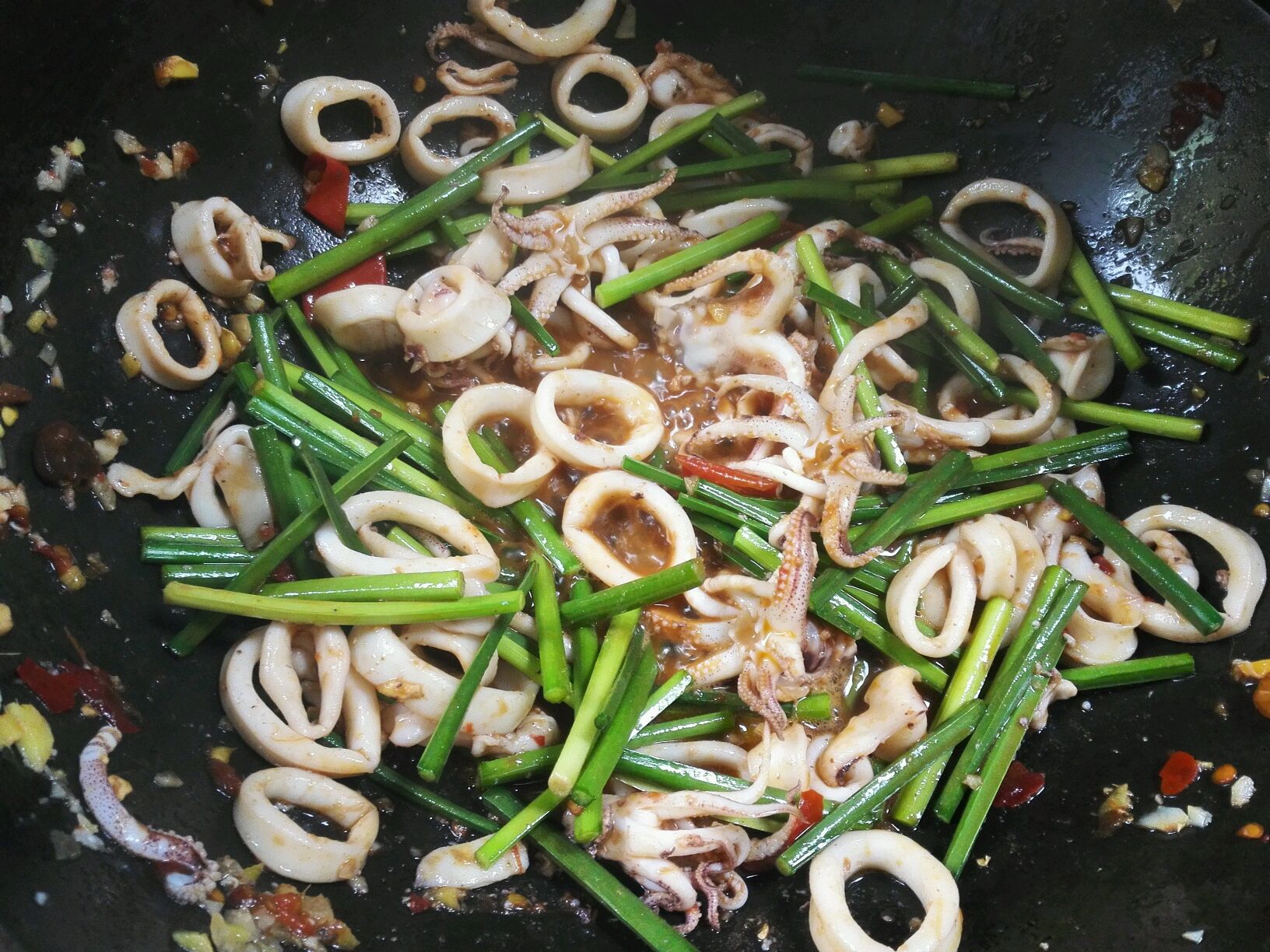 鱿鱼炒韭菜的家常做法(鱿鱼炒韭菜的家常做法窍门)