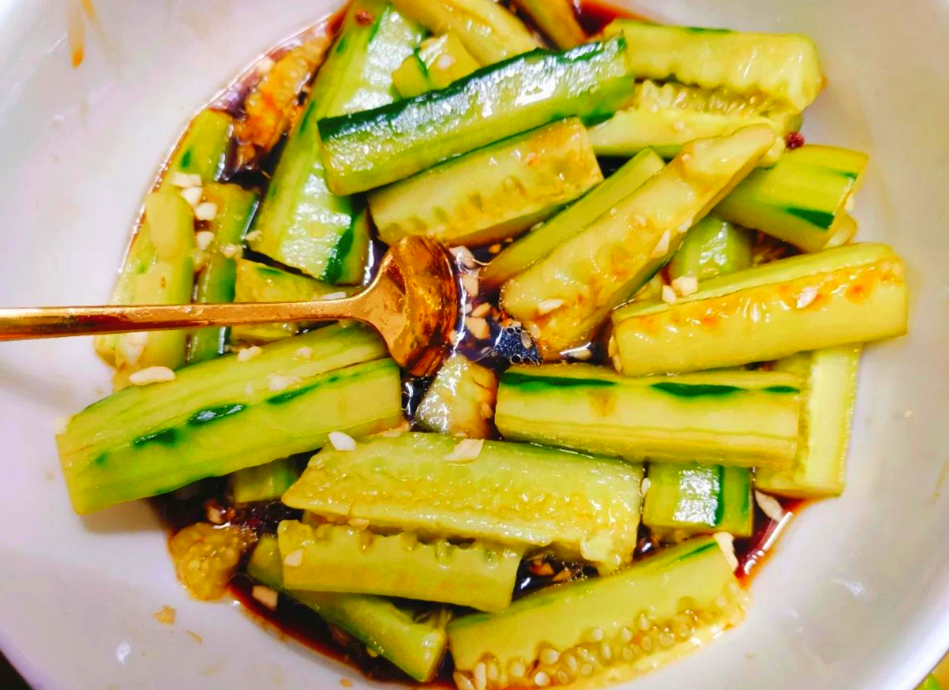 芹菜黄瓜凉菜(黄瓜拌芹菜是什么寓意)