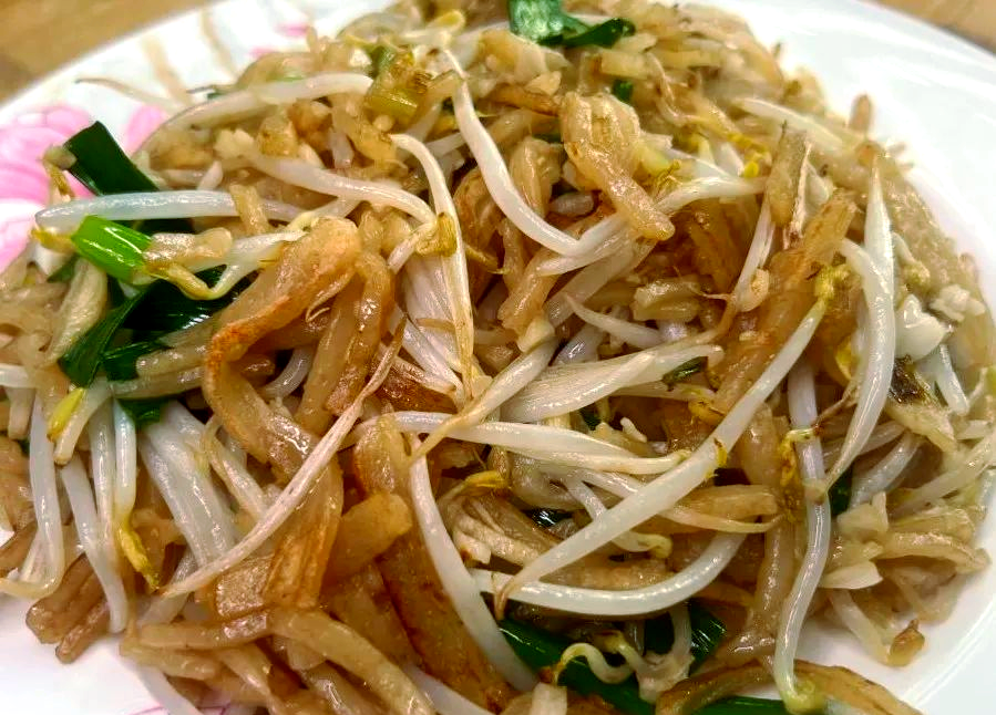豆芽炒饼丝的家常做法(怎样炒土豆丝又脆又好吃)