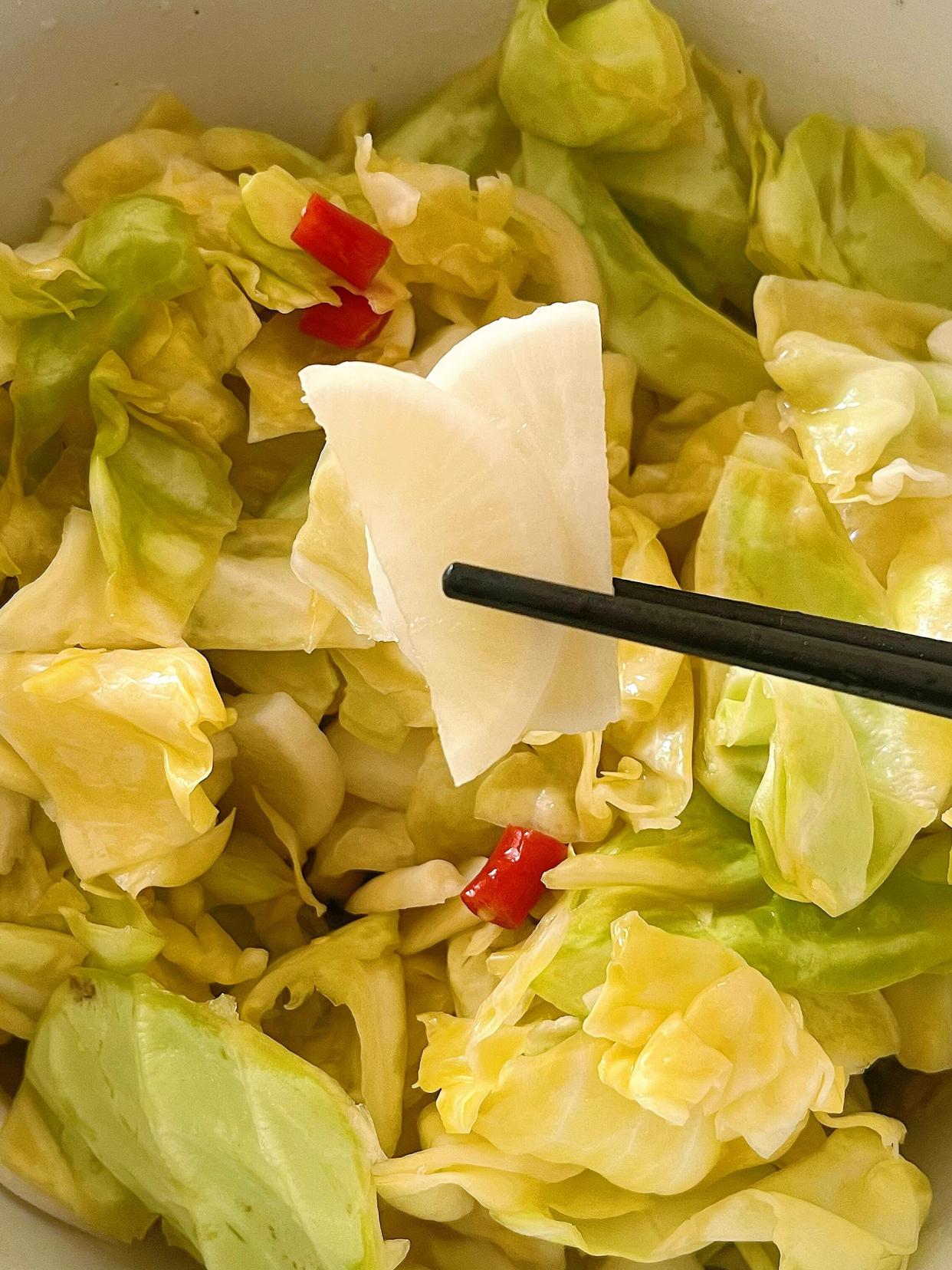 家常泡菜(家常泡菜怎么做酸甜脆爽,白菜和萝卜哪种更适合新手?)