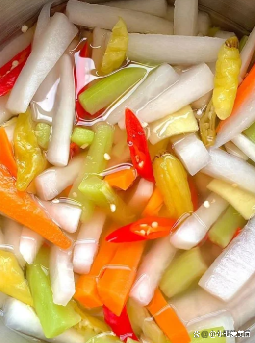 家常泡菜(家常泡菜怎么做酸甜脆爽,白菜和萝卜哪种更适合新手?)