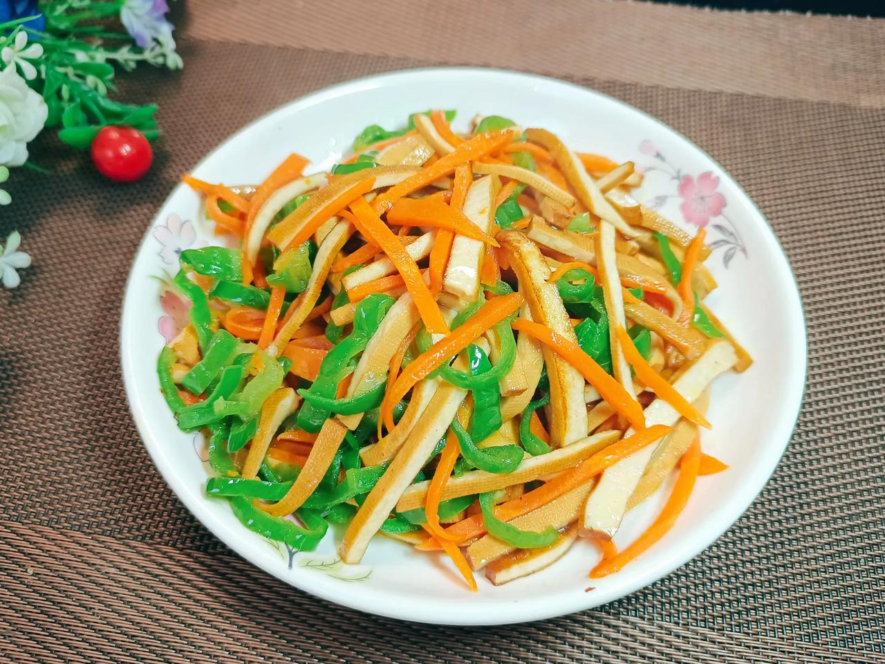 芹菜胡萝卜素菜(芹菜和胡萝卜能做什么菜)